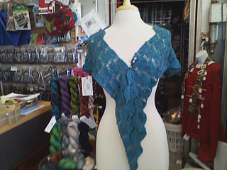 Dangling_leaves_shawl_small2