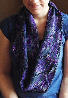 Diagonal_rib_eyelet_cowl_small2