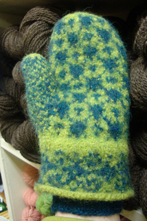 Felted_starry_mittens_009_small2