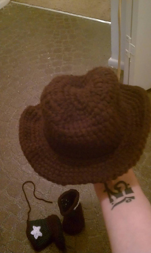 06-25-2013_hat_3-6mo_booties_6mo_medium