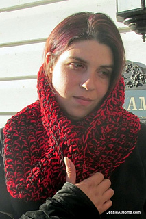 Ali-mobius-cowl-free-crochet-pattern-red-heart-super-saver_small2