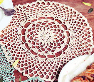 Large_circle_crochet_doily_small2