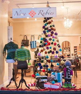 Knit_christmas_window_display_1_small2