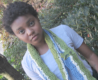 Eyelet_ripple_infinity_scarf_button_kiani_angle_small2
