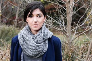 Lindsey_grey_cowl_twist-9_small2
