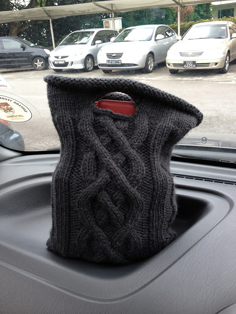 Aran cable bag knitting pattern