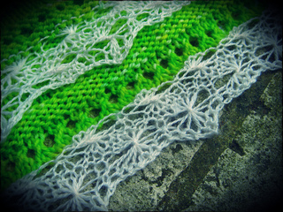 Queensmirrorshawlcloseedging_small2