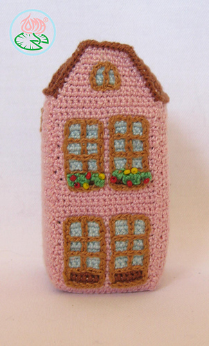 Amigurumi_aachen_house_3_-__2012_toma_creations_medium