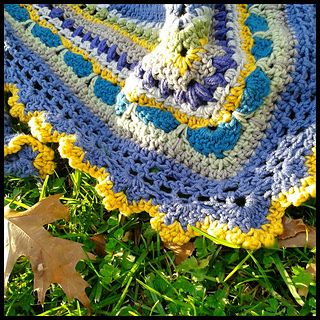 Close_shawl_with_leaf_border_small2