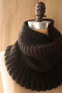 Suri_merino_cowl_600-1_small2