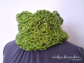 Wavy_crochet_cowl1_small2