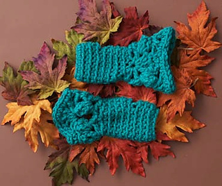 Bernat_softeechunkyweb1_cr_cowlmitts_small2