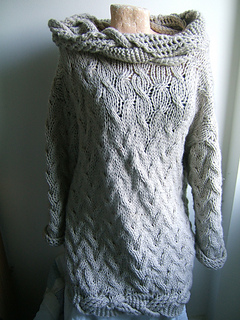 Travelling_cable_dress_with_intertwined_edging_small2