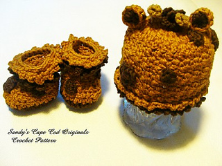 Giraffe_hat_and_booties_me_small2