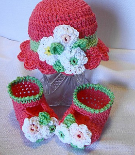 Hot_pink_hat_and_booties_small2