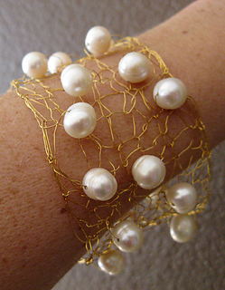 Wire-pearl-cuff-close-140420_small2