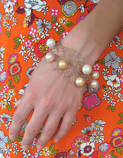 Wire-pearl-cuff-wrist-140420_small2