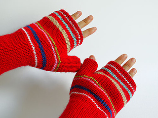 Reversible_fingerless_glove_wearing_interior_small2