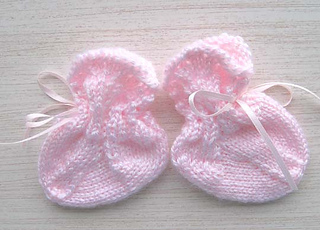 Scalloped_lace_baby_socks_pair_small2