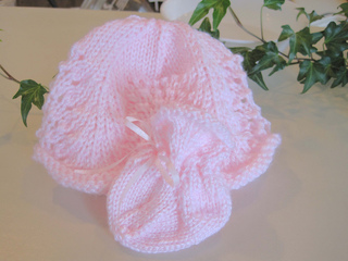 Lacy_baby_hat_and_scalloped_lace_sock_alone_small2
