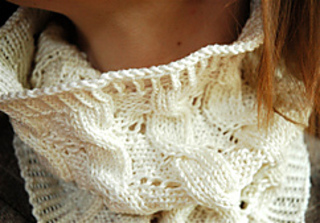 Cables_and_eyelets_cowl_3_small2