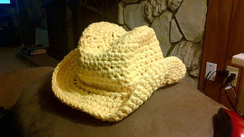 Yellow_cowboy_hat_medium