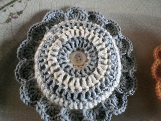 Blue_and_white_daisy_pincushion_small2