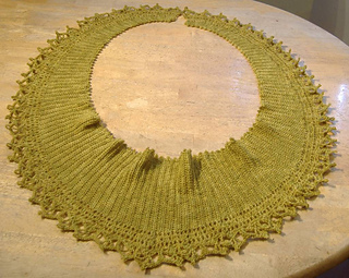 Green_and_gold_noris_lace_unblocked_dscf5026_small2