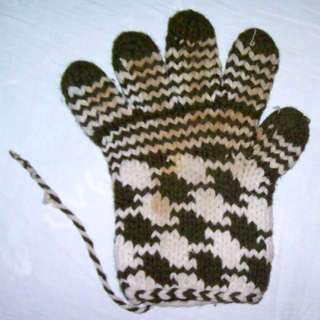 Ravelry: Vintage Houndstooth Gloves pattern by Kayla Pins