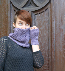 Interlaced_cowl_and_mitts_small