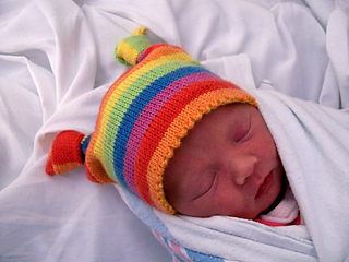 Eva_in_knotty_baby_hat2_small2