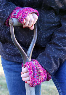 Celia_w-_shovel_fingerless_mitts_for_web_small2