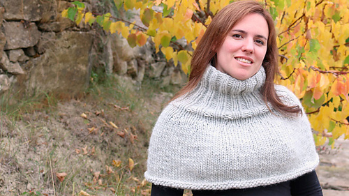 Ravelry: Turtleneck Cape pattern by Lanasyovillos official