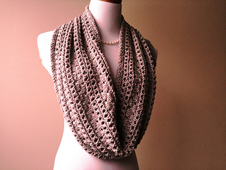 Coco_s_pearls_taupe_cowl_018_small2