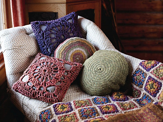 Plain_and_striped_circular_cushion_small2