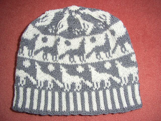 Howling_wolves_beanie_small2