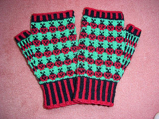 Ladybug_mitts1_small2