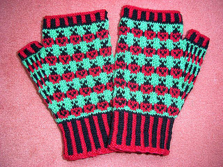 Ladybug_mitts3_small2
