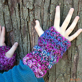 Luscious-one-skein-mitts-on-tree_small2
