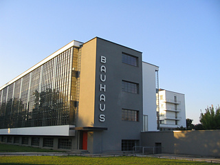 Bauhaus-dessau_main_building_small2