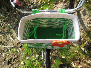 Bike_basket_top_view_with_inner_ties_in_use_small2