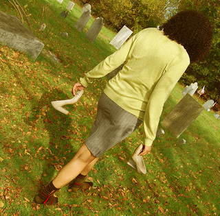 Holding_shoes_fg_yellow_bottom2_small2