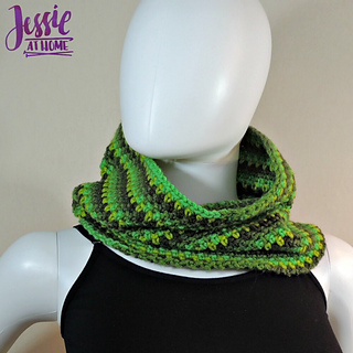 Green_gradient_cowl_free_corhcet_pattern_by_jessie_at_home_-_4_small2