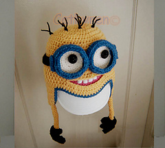 Minion_with_two_hands2-c_small