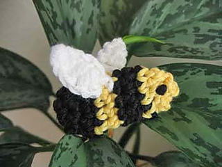 Amigurumi_bumblebee_w_white_wings_fix_small2