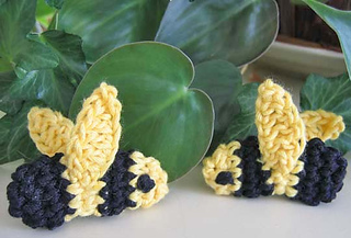 Amigurumi_bumblebees_with_plant_resized_fix_small2
