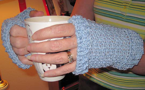 Ice_chip_mitts_with_cup_medium