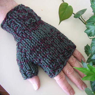Men_s_fingerless_mitts_on_m_1_small2
