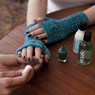 Lk_painting_nails_small2