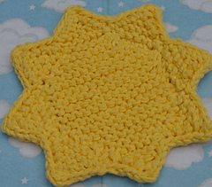 Large_sun_lily_sugar_and_cream_doubled_on_cloud_fabric_small
